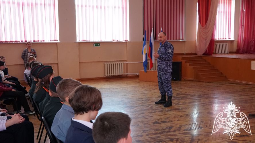 В Ульяновске офицер Росгвардии рассказал школьникам о важности сохранения исторической памяти о войне 