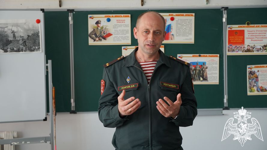 В Ульяновске офицеры Росгвардии рассказали старшеклассникам о важности патриотизма