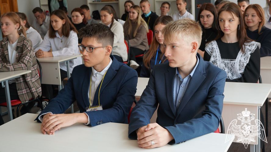 В Ульяновске офицеры Росгвардии рассказали старшеклассникам о важности патриотизма