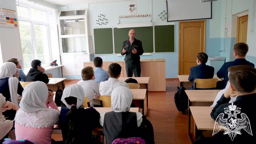 В Ульяновске офицер Росгвардии провел урок мужества для школьников
