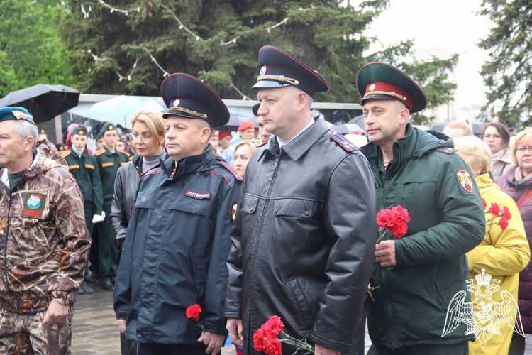 Ульяновские росгвардейцы возложили цветы к стеле «Город трудовой доблести»