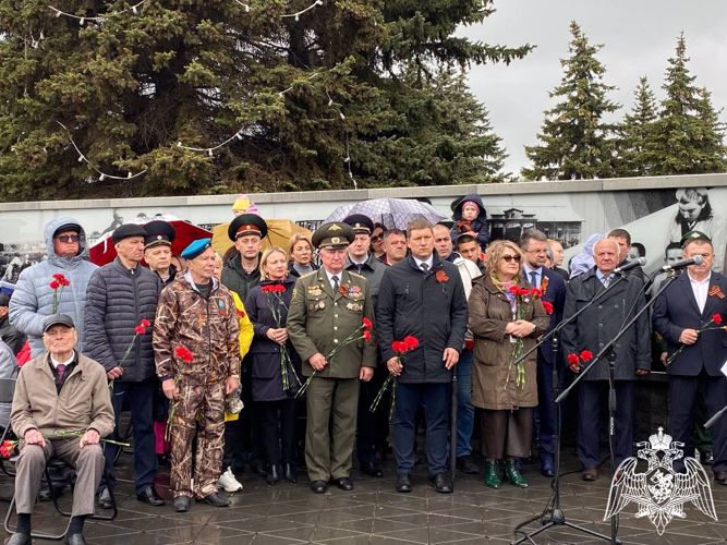 Ульяновские росгвардейцы возложили цветы к стеле «Город трудовой доблести»