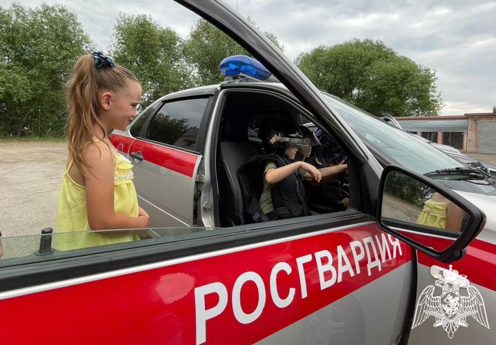 В День отца дети росгвардейцев познакомились со служебной деятельностью своих родителей 
