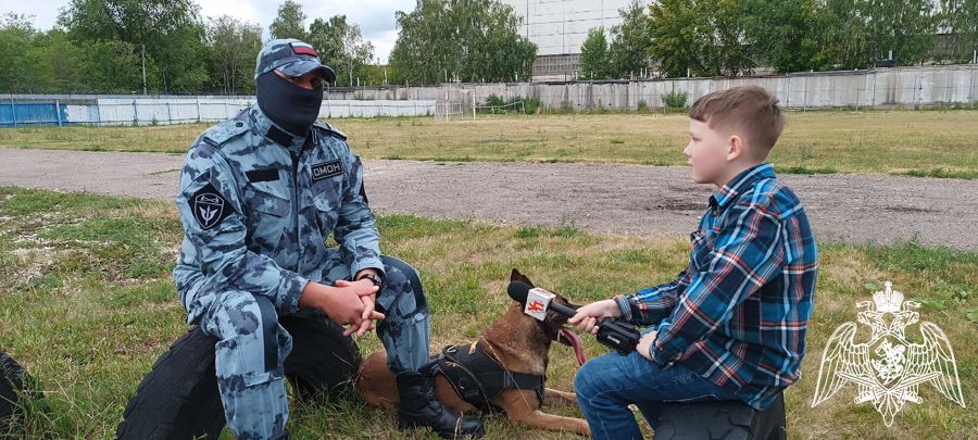 В Ульяновске ведущий телепрограммы «Детские вести»  поздравил с праздником кинологическую службу Росгвардии (видео)