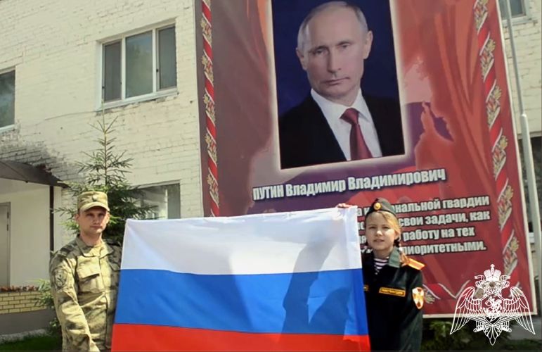 Ульяновские росгвардейцы и кадеты «Гвардейской смены» поздравили россиян с Днем России (видео)