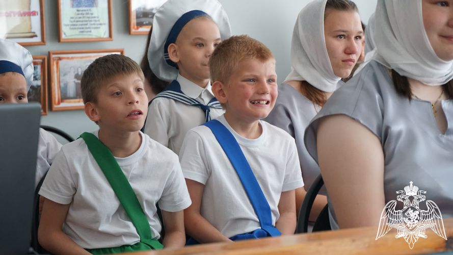 В Ульяновске офицер ОМОН «Симбир» поздравил с Международным днем защиты детей воспитанников детского дома 