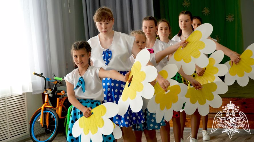 В Ульяновске офицер ОМОН «Симбир» поздравил с Международным днем защиты детей воспитанников детского дома 