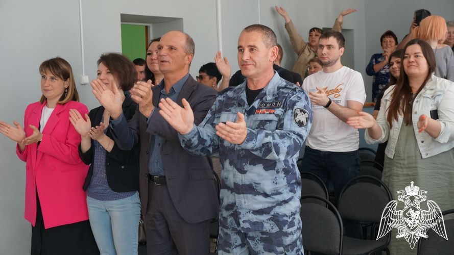 В Ульяновске офицер ОМОН «Симбир» поздравил с Международным днем защиты детей воспитанников детского дома 