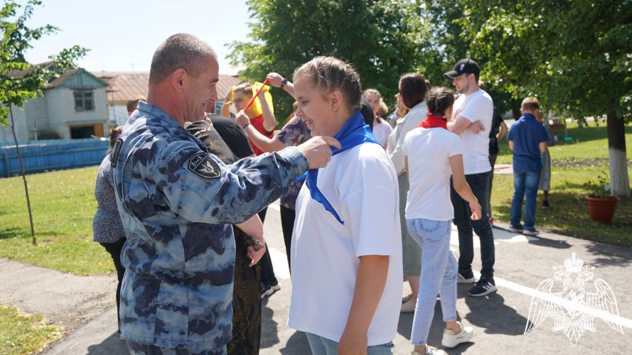 В Ульяновске офицер ОМОН «Симбир» поздравил с Международным днем защиты детей воспитанников детского дома 