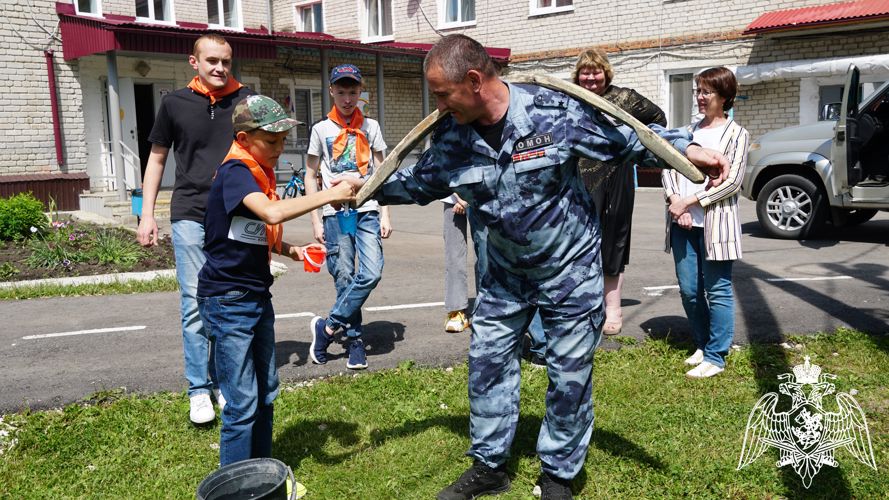 В Ульяновске офицер ОМОН «Симбир» поздравил с Международным днем защиты детей воспитанников детского дома 