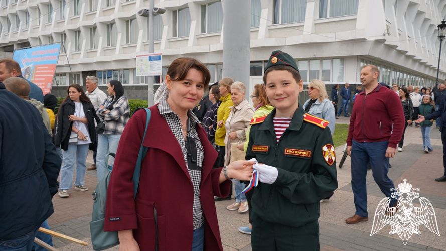 В Ульяновске росгвардейцы и кадеты «Гвардейской смены» присоединились к патриотической акции «Российский триколор»