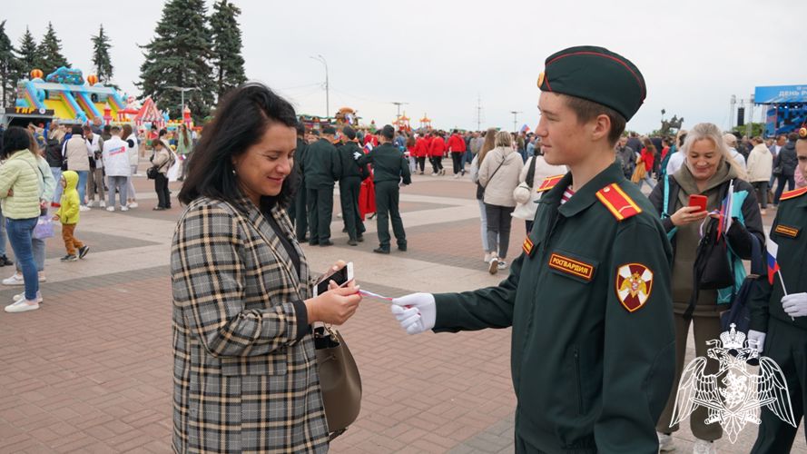 В Ульяновске росгвардейцы и кадеты «Гвардейской смены» присоединились к патриотической акции «Российский триколор»