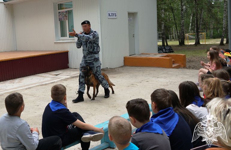 Кинолог ОМОН «Симбир» провел урок мужества в детском оздоровительном лагере