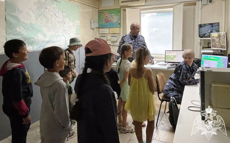 В День отца дети росгвардейцев познакомились со служебной деятельностью своих родителей 