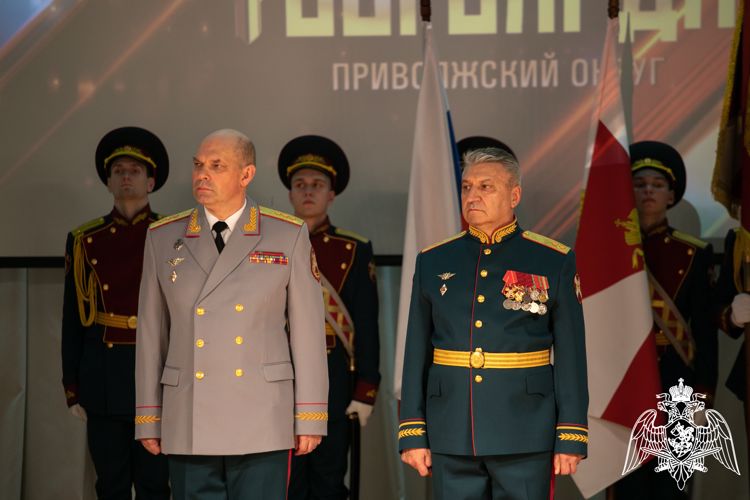 В Нижнем Новгороде генерал-полковник Олег Плохой вручил штандарт командующего Приволжским округом Росгвардии