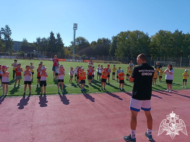 В день физкультурника сотрудник ульяновского спецподразделения провел зарядку для дошколят