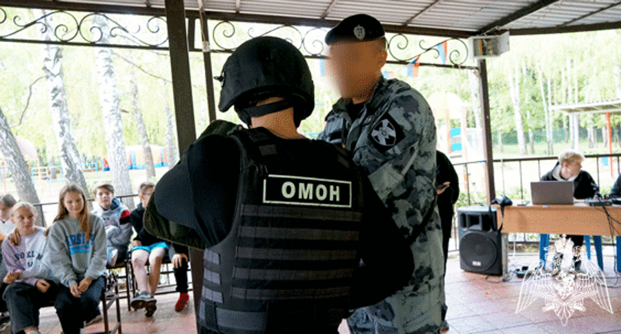 В Ульяновске сотрудники ОМОН «Симбир» провели для воспитанников детского лагеря урок мужества