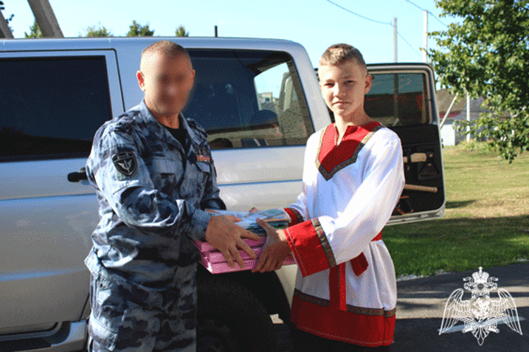 В Ульяновске сотрудники ОМОН «Симбир» поздравили воспитанников детского дома с Днем знаний