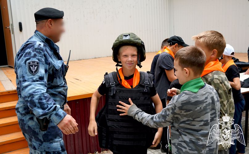 В Ульяновске бойцы ОМОН провели урок мужества для воспитанников детского лагеря 