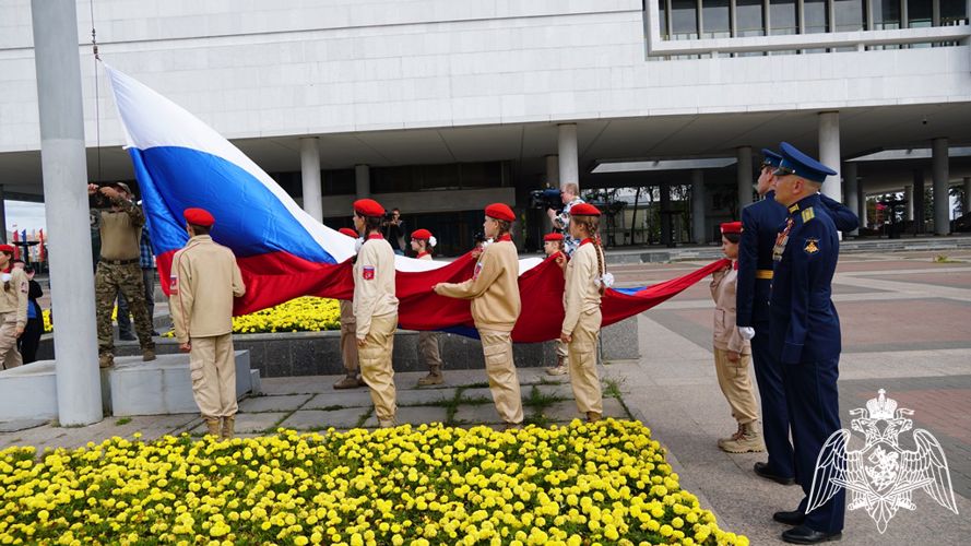 В Ульяновске начальник территориального управления Росгвардии принял участие в праздничном мероприятии, посвященном Дню государственного флага