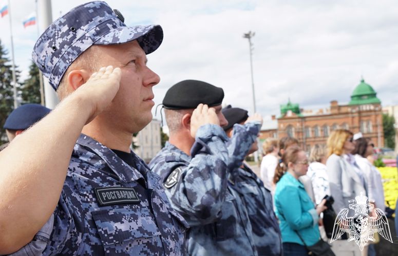 В Ульяновске начальник территориального управления Росгвардии принял участие в праздничном мероприятии, посвященном Дню государственного флага