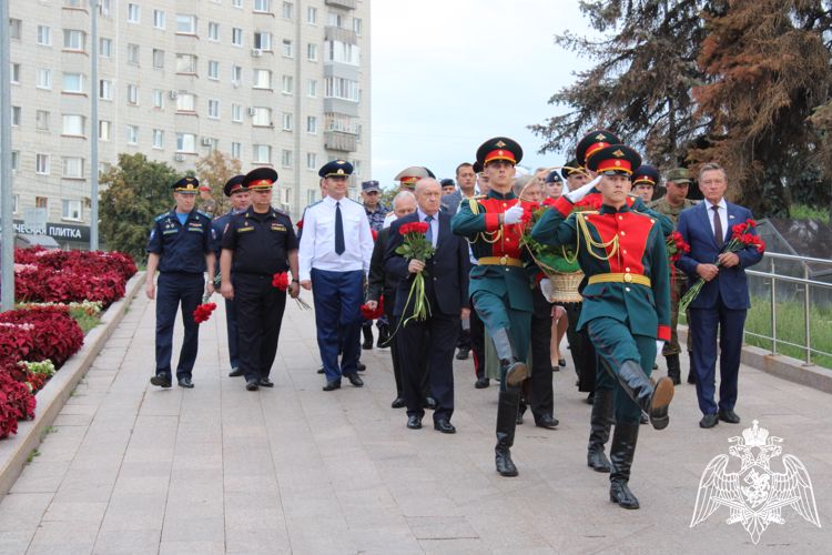 В Ульяновске начальник управления Росгвардии почтил память участников Курской битвы