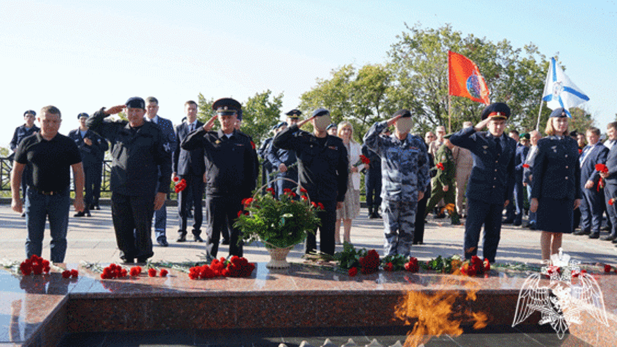 В День воинской славы ульяновские росгвардейцы возложили цветы к Вечному огню
