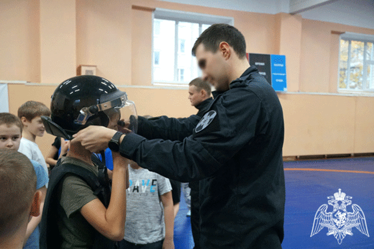 В Ульяновске сотрудники спецподразделения Росгвардии провели урок мужества для юных спортсменов 