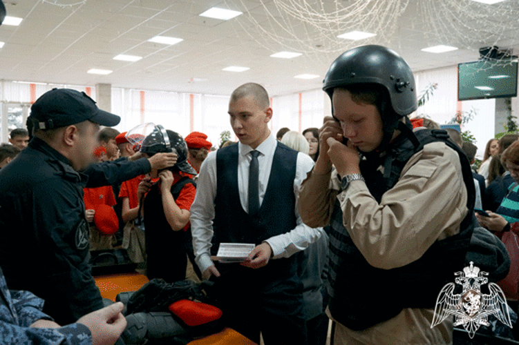 В Ульяновске росгвардейцы вручили школьникам почетные значки «Хранителей истории»