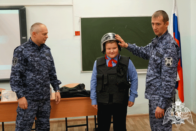 В Ульяновске бойцы Росгвардии рассказали школьникам о служебной деятельности