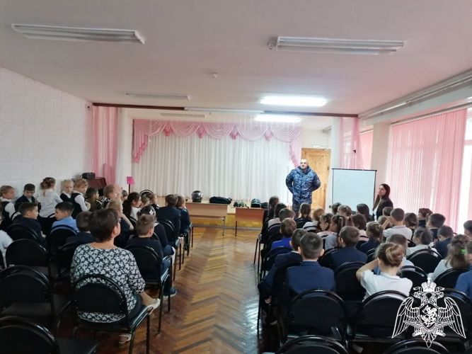 В Ульяновске сотрудники Росгвардии провели урок безопасности со школьниками