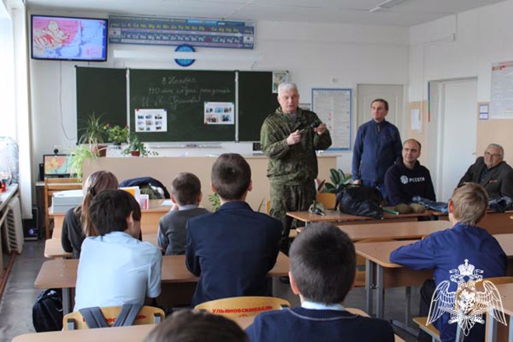 В Ульяновске ветераны Росгвардии провели урок мужества для школьников