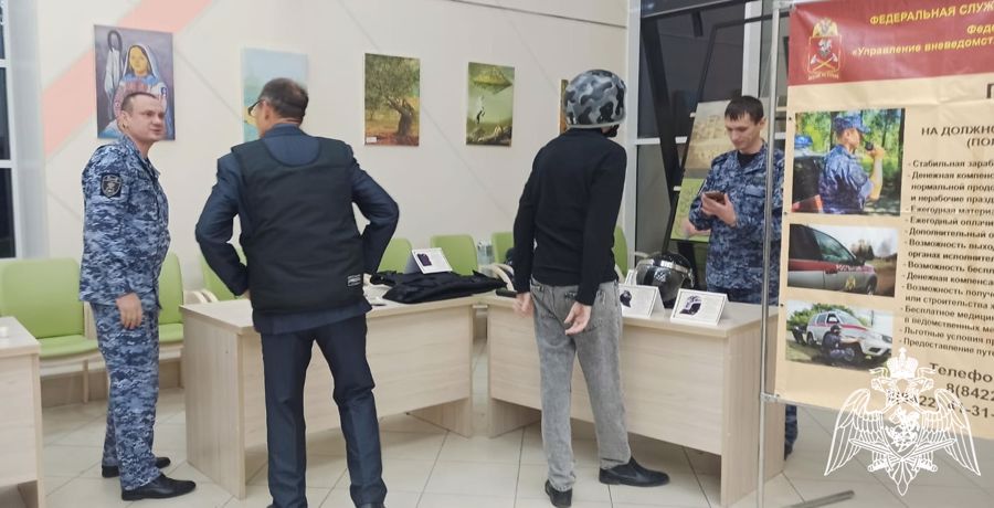 В Ульяновске сотрудники Росгвардии поздравили с Днем народного единства жителей города 