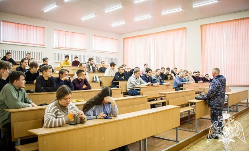 Офицер Росгвардии встретился со студентами ульяновского вуза