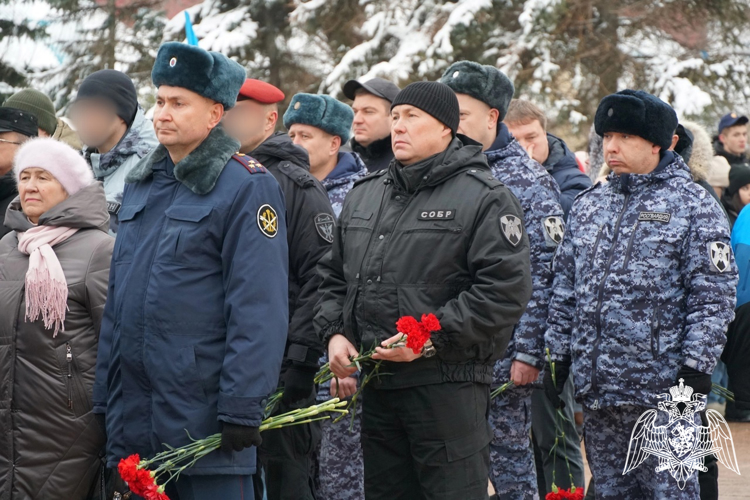 Ульяновские росгвардейцы возложили цветы к Обелиску Славы в День неизвестного солдата