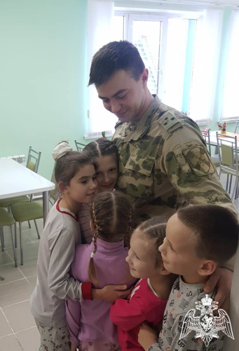 Росгвардейцы из Димитровграда поздравили с наступающим Новым годом детей, оказавшихся в сложной жизненной ситуации