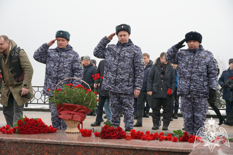 Ульяновские росгвардейцы возложили цветы к Обелиску Славы в День неизвестного солдата