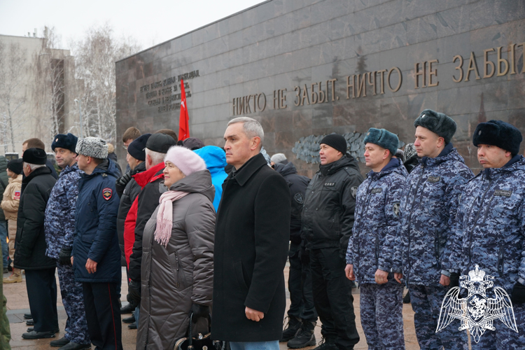 Ульяновские росгвардейцы возложили цветы к Обелиску Славы в День неизвестного солдата