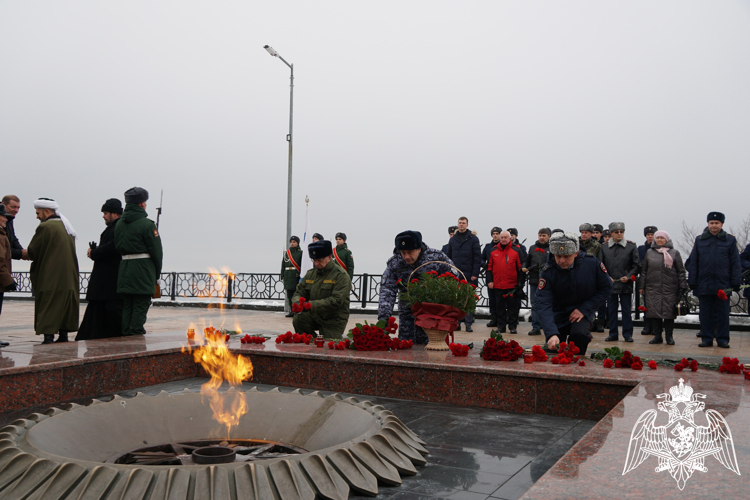 Ульяновские росгвардейцы возложили цветы к Обелиску Славы в День неизвестного солдата