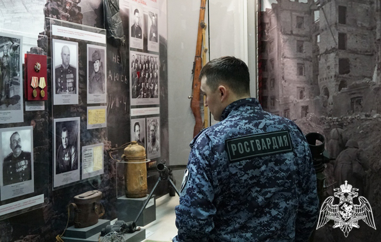 В Ульяновске сотрудники Росгвардии посетили областной музей к 80-летию снятия блокады Ленинграда  