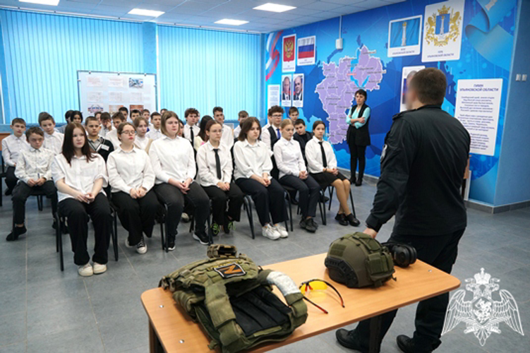 Офицер СОБР «Пламя» провел урок мужества для ульяновских школьников