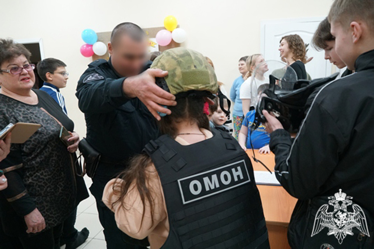 В Ульяновске сотрудники ОМОН «Симбир» приехали в гости к воспитанникам подросткового центра