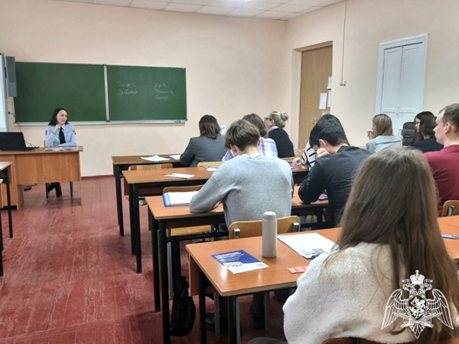 Офицер Росгвардии провела агитационное занятие для ульяновских студентов