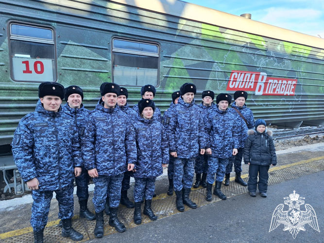 Сотрудники Росгвардии посетили уникальный поезд «Сила в правде», прибывший в Ульяновск