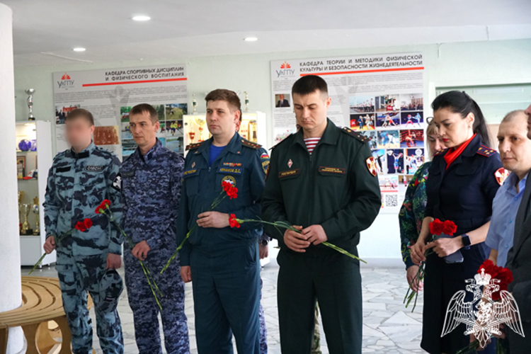 В Ульяновске росгвардейцы посетили открытие фотовыставки «Гостомельский десант»