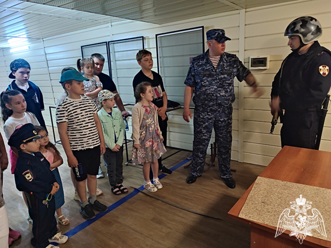 В Димитровграде дети росгвардейцев побывали на службе своих родителей 