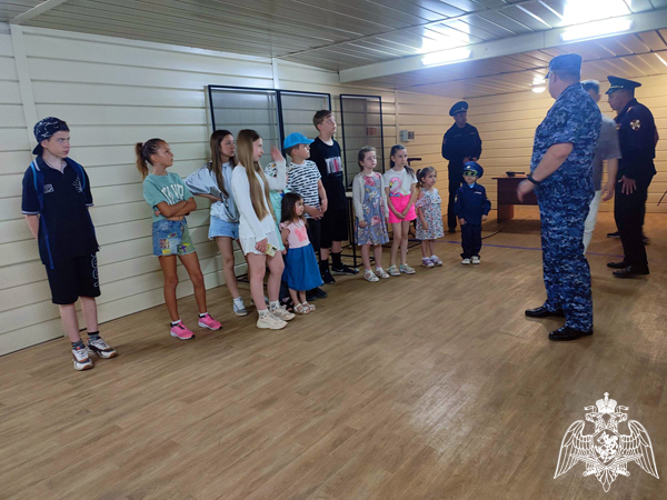 В Димитровграде дети росгвардейцев побывали на службе своих родителей 