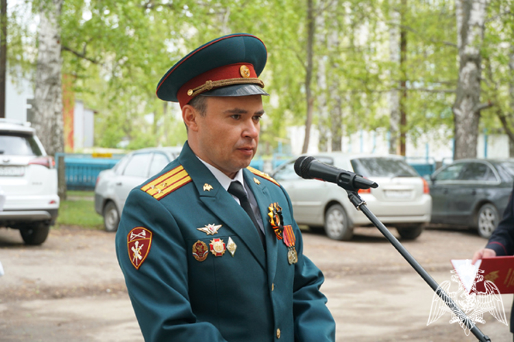 Ульяновские росгвардейцы прошли торжественным маршем перед домом ветерана Великой Отечественной войны