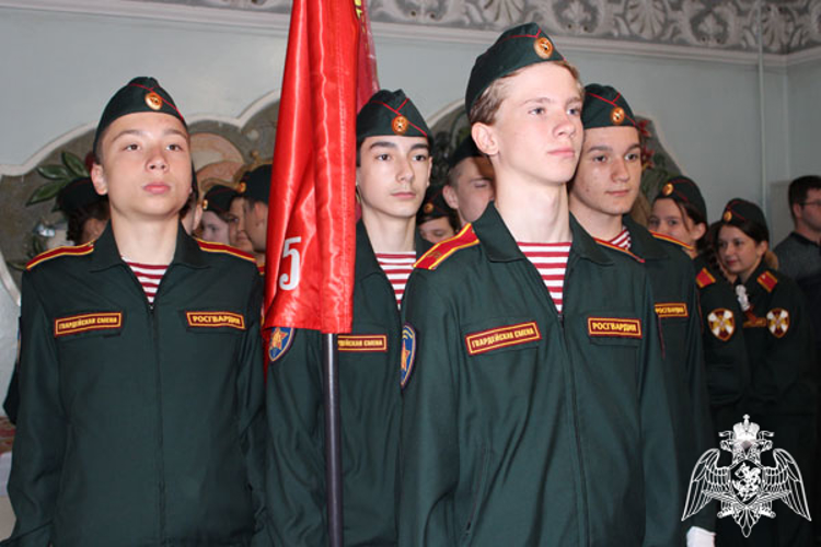 Ульяновские росгвардейцы и воспитанники «Гвардейской смены» поздравили жителей Геронтологического центра с Днем Победы