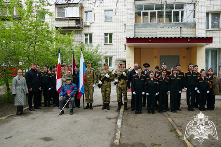 Ульяновские росгвардейцы прошли торжественным маршем перед домом ветерана Великой Отечественной войны